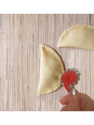 Нож ролик тесторез узкий фигурный зубчатый для теста и вырезания чебуреков (Красный)